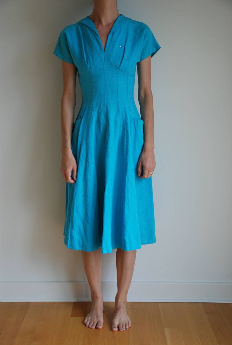 50Er Jahre Türkises Schmales Baumwollkleid Mit Strasssteinen von KidCarlo