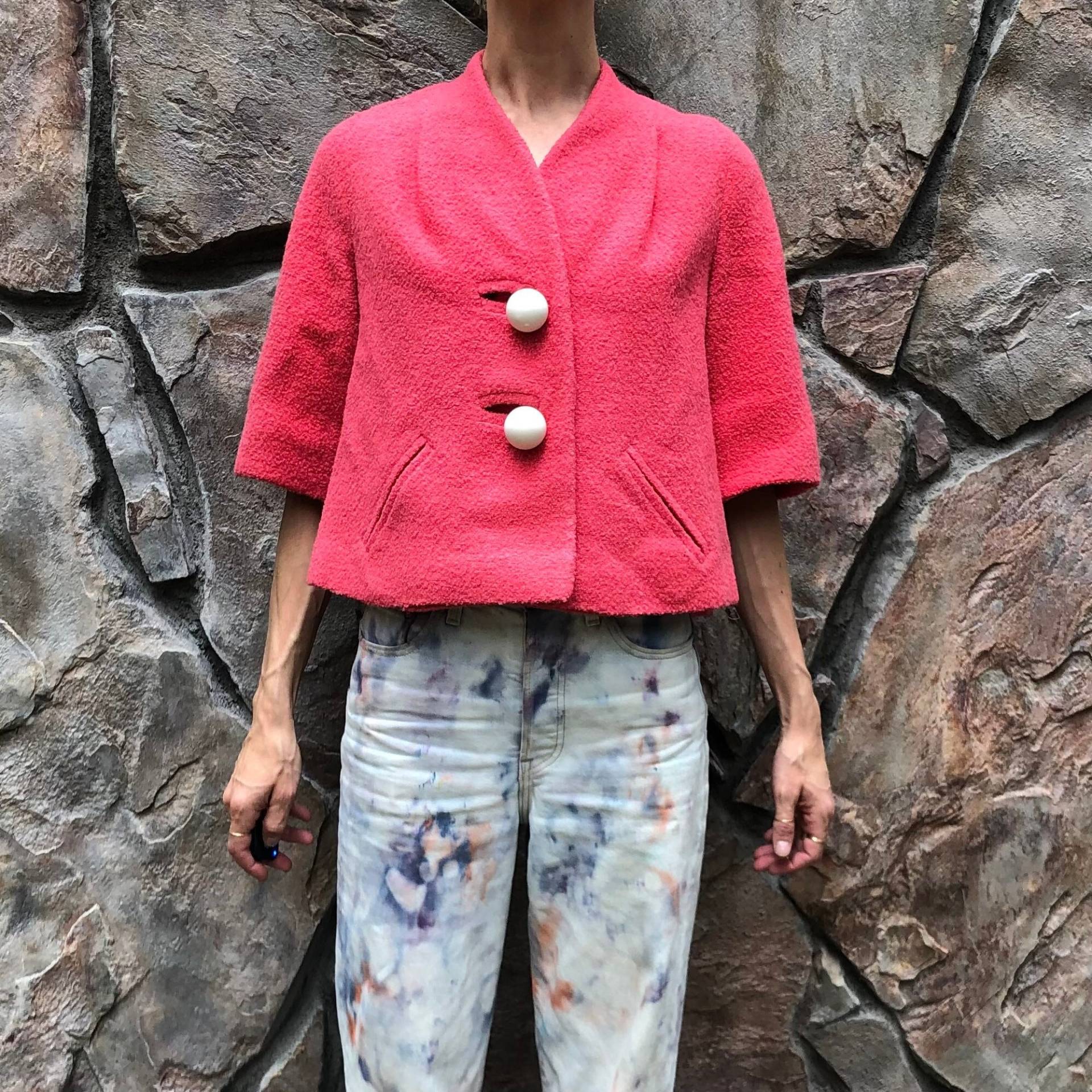 60Er Hot Pink Wolle Bouclé Cropped Swing Jacke Mit Statement Knöpfen von KidCarlo