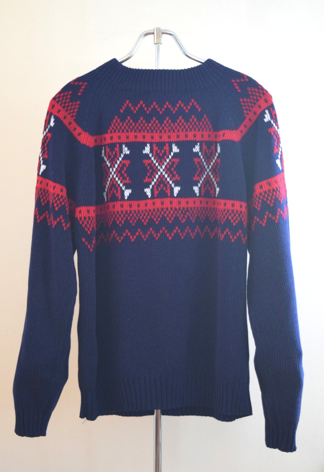60Er Jahre J.c. Penny Men's Medium Sweater Acrylic Dunkelblau Mit Rot Und Weissem Detail von KidCarlo