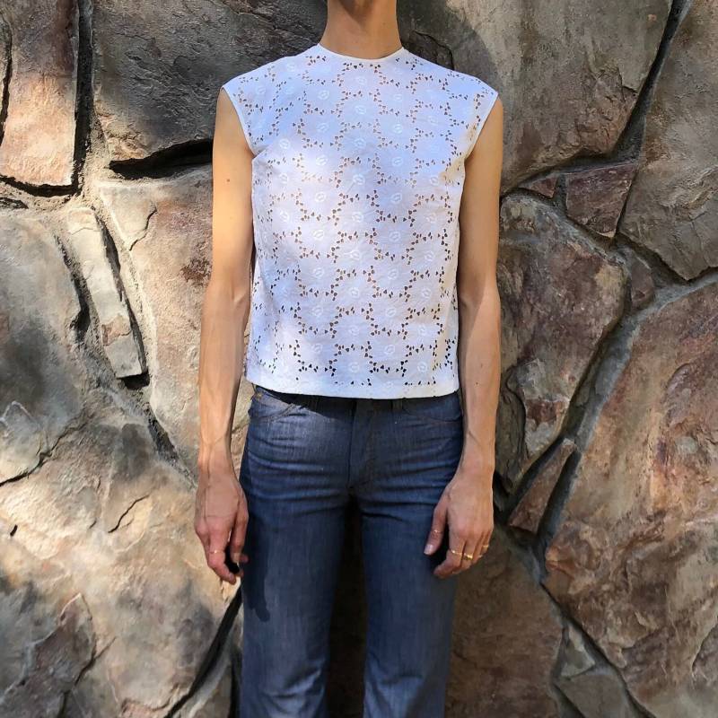 60Er Jahre Weiße Baumwolle Floral Spitze Button Up The Back Ärmellose Bluse von KidCarlo