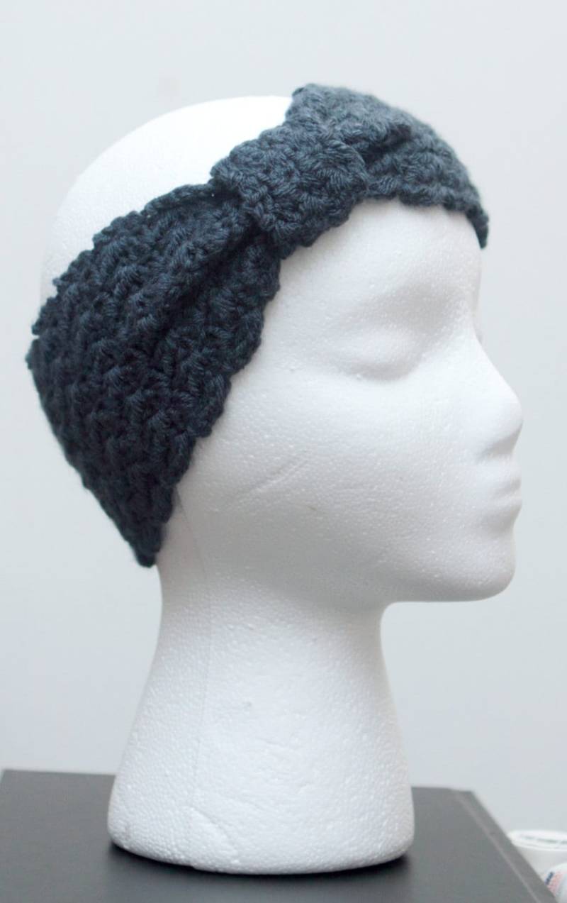 Denim Blau Häkelohrwärmer Strukturschleife Stirnband Denim Blau Häkelohrwärmer Strukturschleife Stirnband von KidaliaKrochet