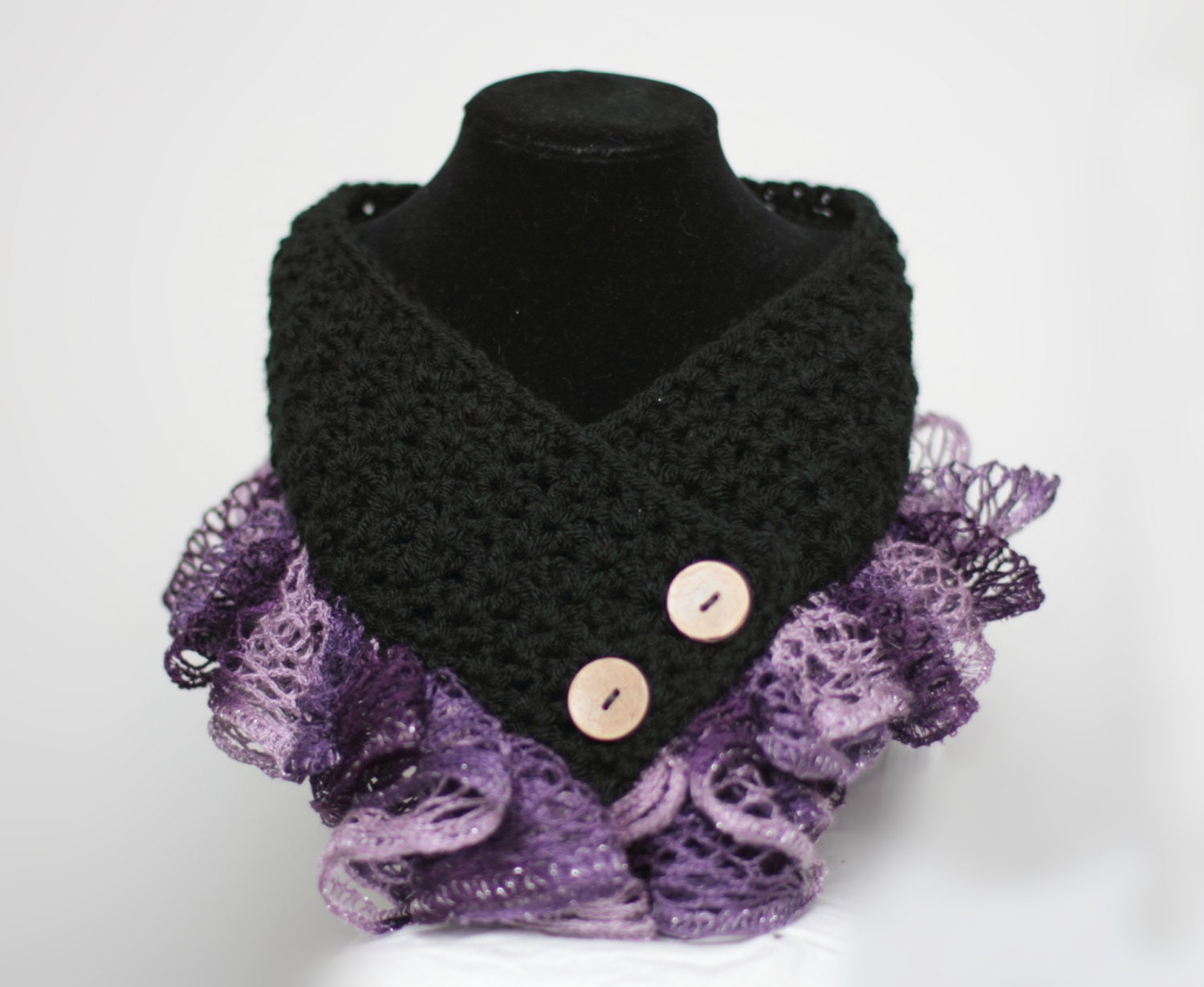 Schwarz Mit Lila Omber Sashay Rüschen Wärmer Hals Und Knopf Verschluss - Geschenk Für Sie Häkeln Motorhaube Schal Schwarz Mit Lila Omber Sashay Rüschen Wärmer Hals Und Knopf Verschluss - Geschenk Für Sie Häkeln Motorhaube Schal von KidaliaKrochet