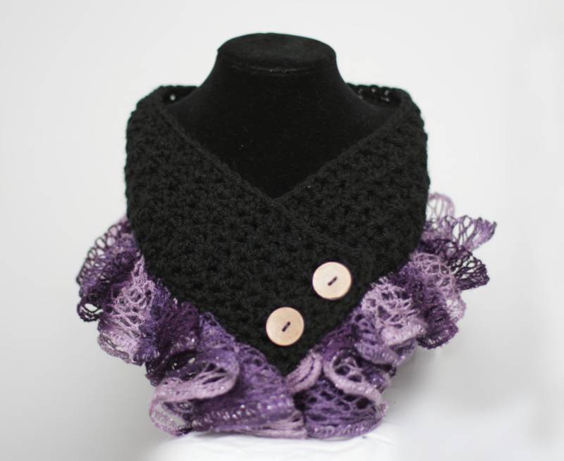 Schwarz Mit Lila Omber Sashay Rüschen Wärmer Hals Und Knopf Verschluss - Geschenk Für Sie Häkeln Motorhaube Schal Schwarz Mit Lila Omber Sashay Rüschen Wärmer Hals Und Knopf Verschluss - Geschenk Für Sie Häkeln Motorhaube Schal von KidaliaKrochet