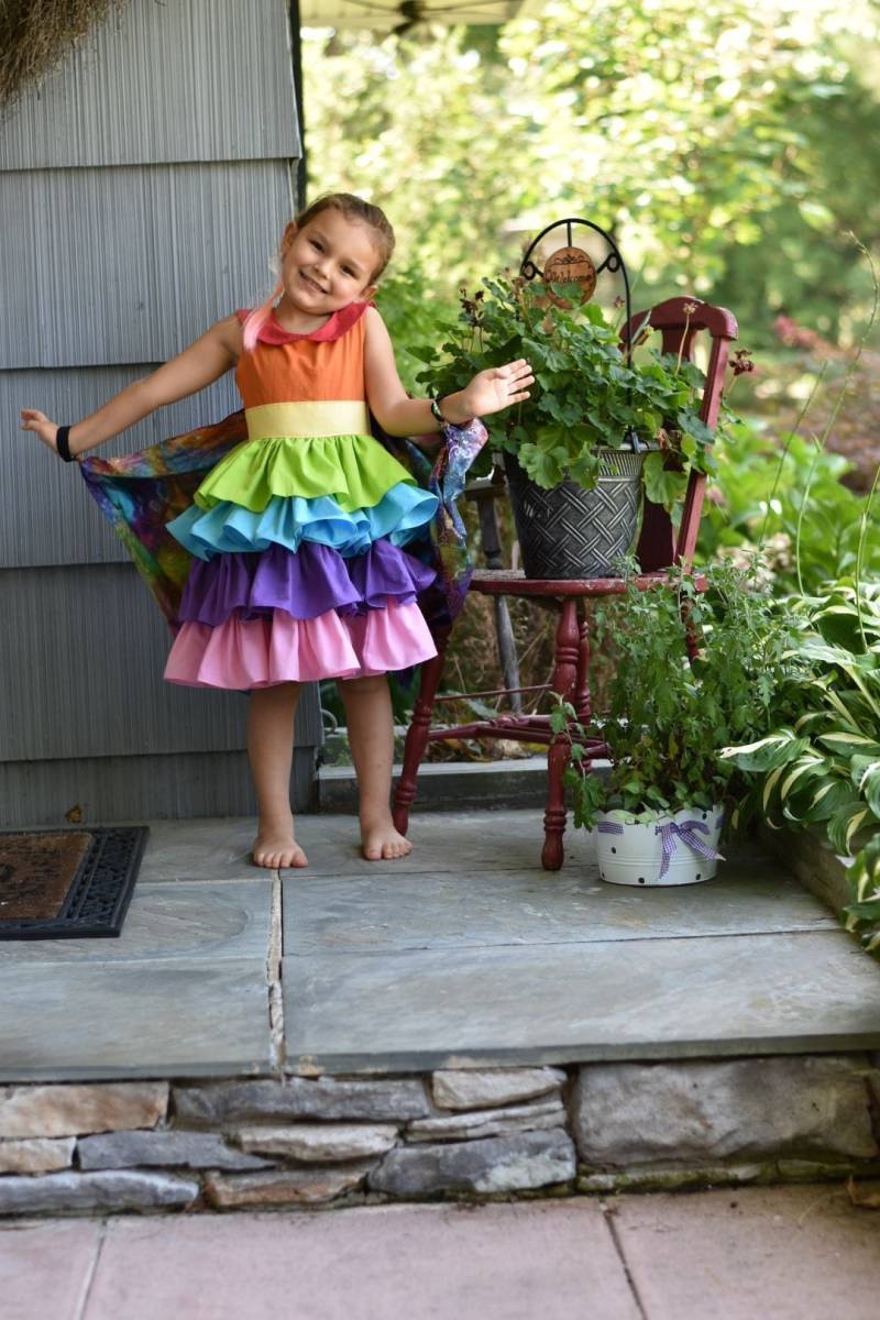 Regenbogen Gestaffeltes Rüschenkleid von KidcycleCo