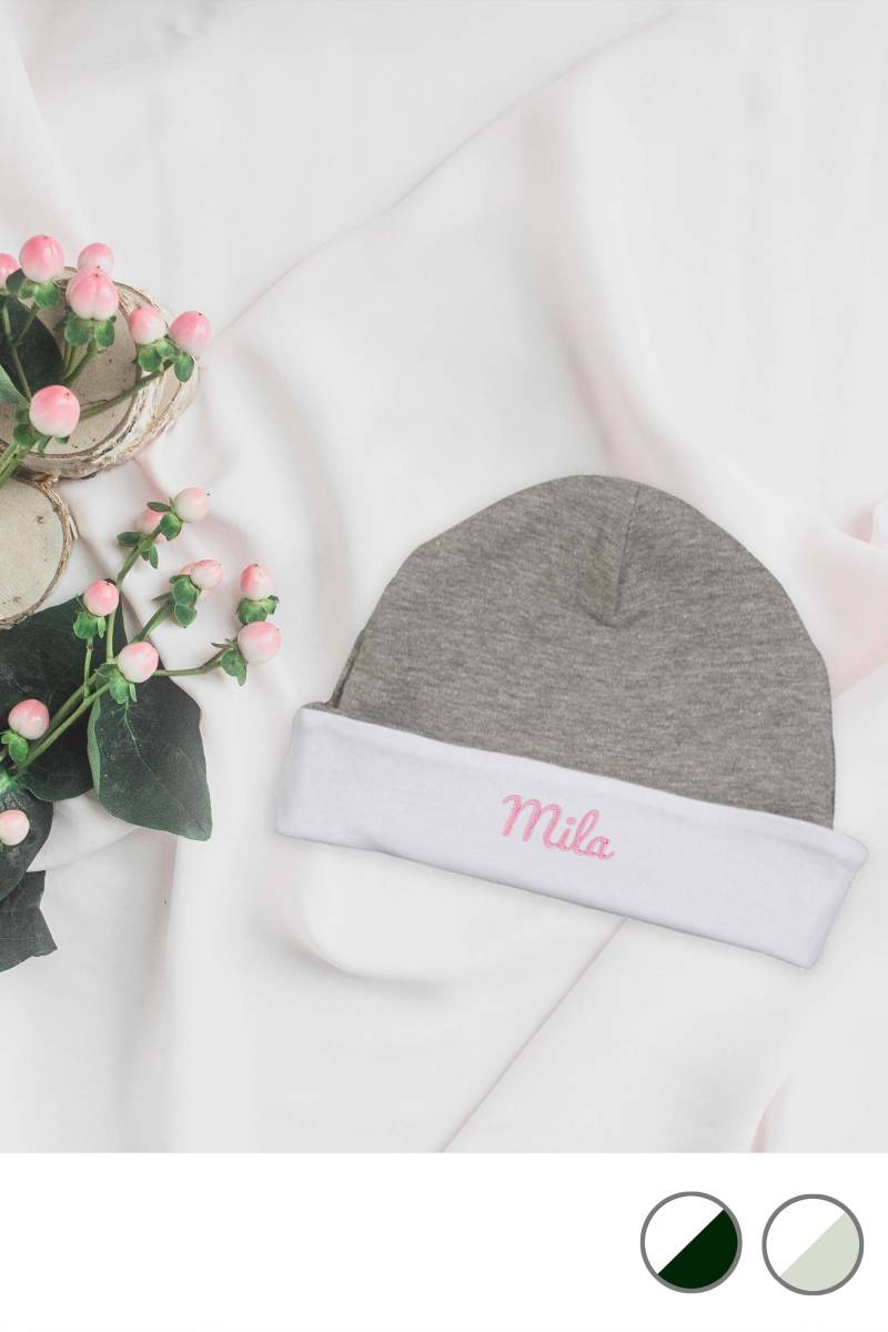 Baby Mütze Bestickt Mit Wunschtext Aus Veganer Bio-Baumwolle von KiddiezDE