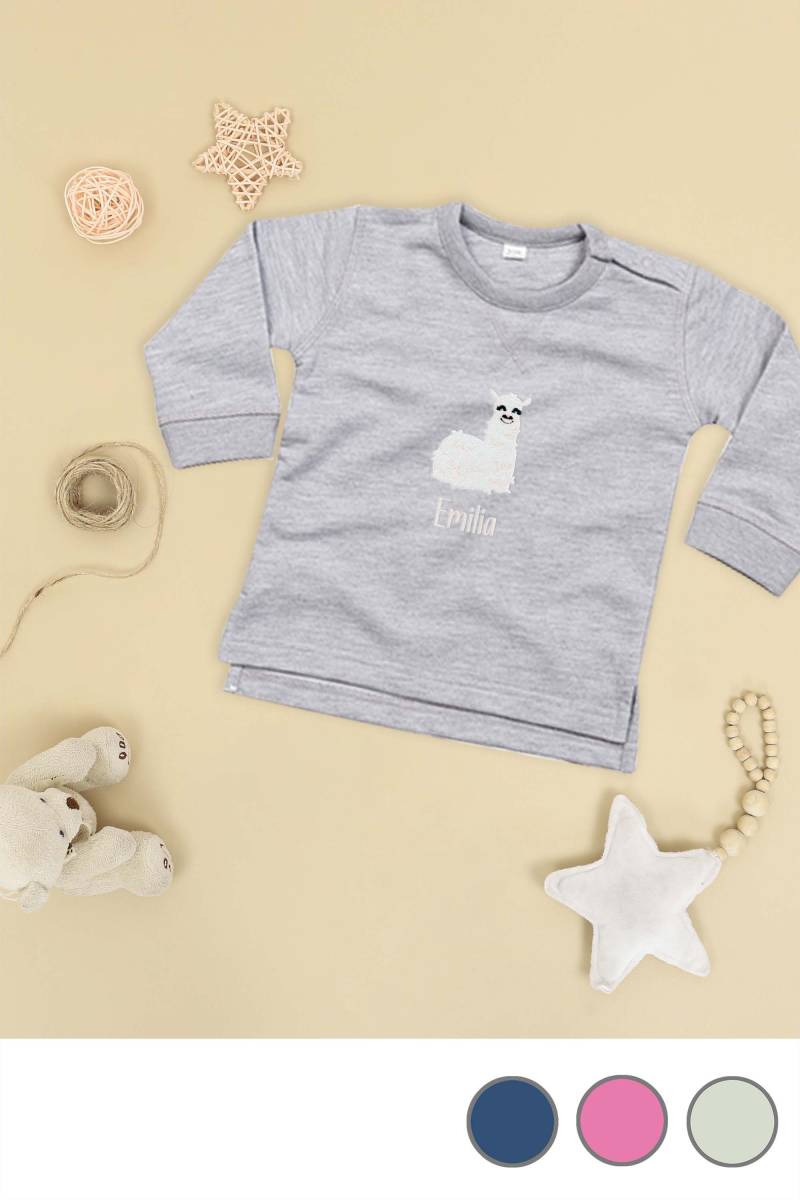 Baby Sweatshirt Aus Bio-Baumwolle Bestickt Mit Alpaka Und Wunschtext Baby Sweatshirt Aus Bio-Baumwolle Bestickt Mit Alpaka Und Wunschtext von KiddiezDE