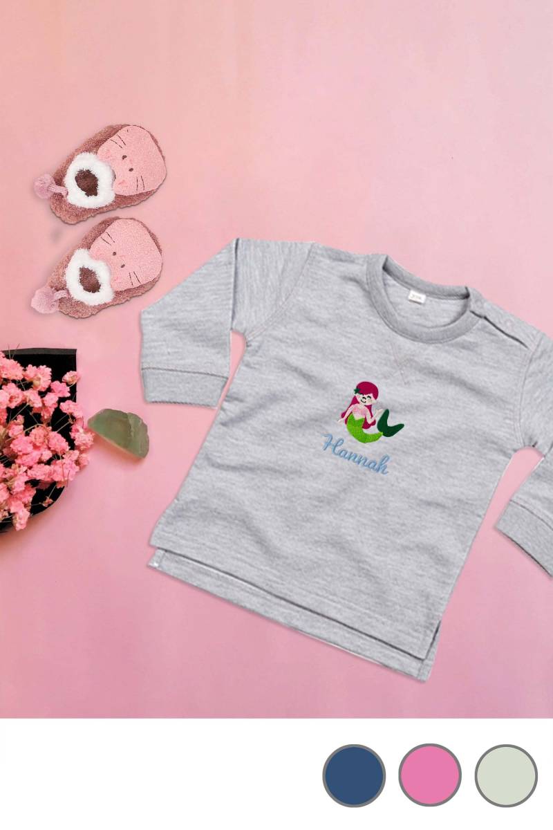 Baby Sweatshirt Aus Bio-Baumwolle Bestickt Mit Meerjungfrau Und Wunschtext Baby Sweatshirt Aus Bio-Baumwolle Bestickt Mit Meerjungfrau Und Wunschtext von KiddiezDE