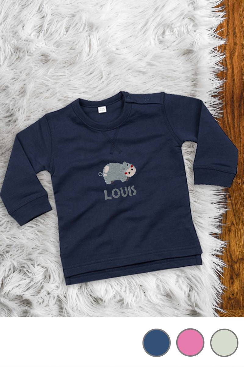Baby Sweatshirt Aus Bio-Baumwolle Bestickt Mit Nilpferd Und Wunschtext von KiddiezDE