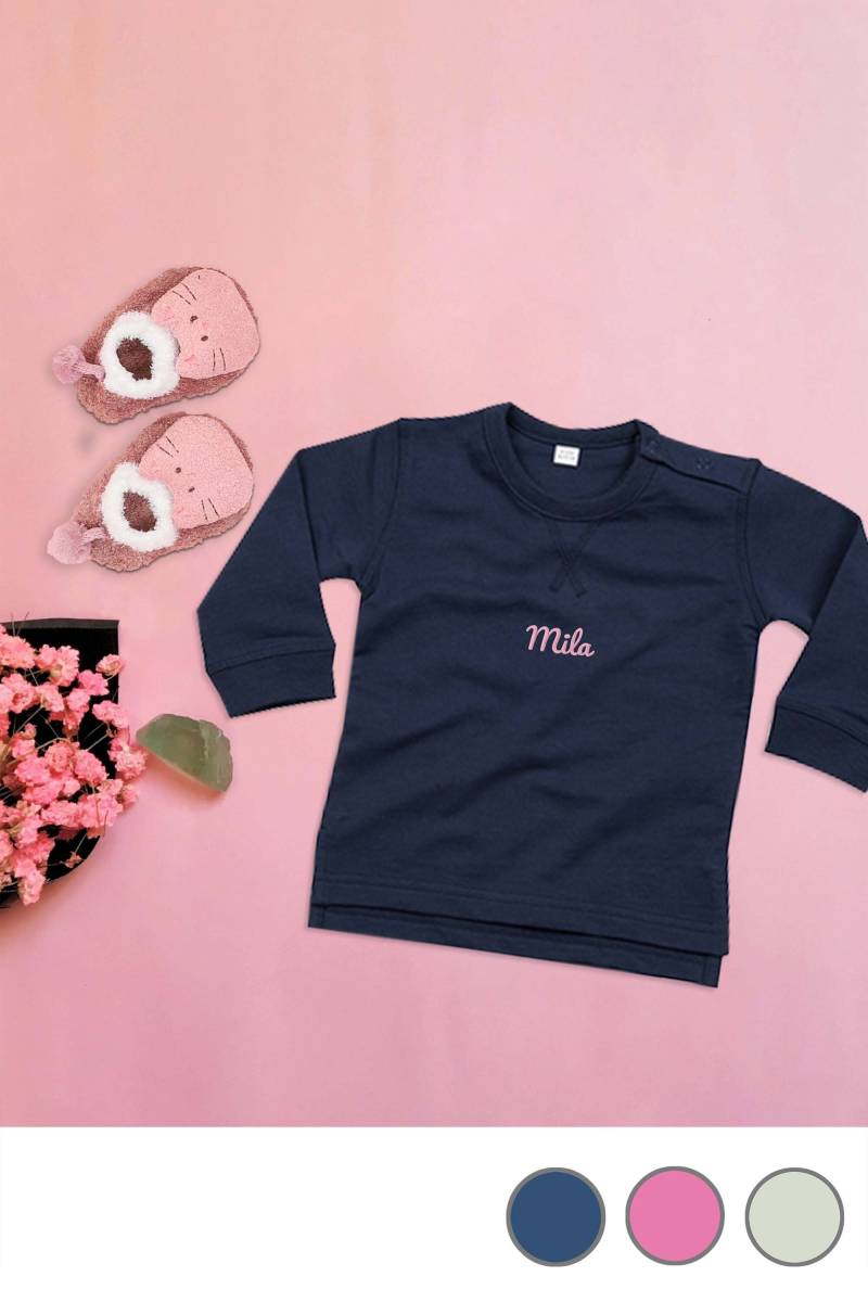 Baby Sweatshirt Aus Bio-Baumwolle Bestickt Mit Wunschtext Baby Sweatshirt Aus Bio-Baumwolle Bestickt Mit Wunschtext von KiddiezDE