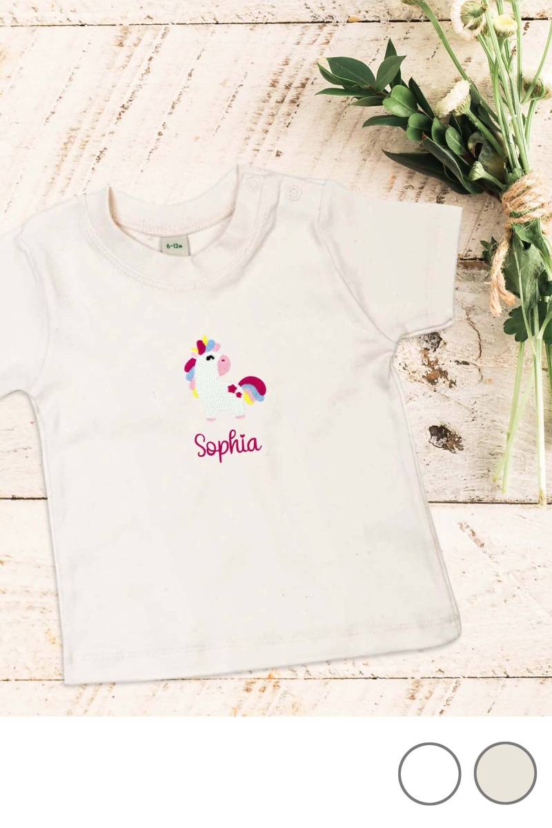 Baby T-Shirt Aus Veganer Bio-Baumwolle Bestickt Mit Einhorn Und Wunschtext von KiddiezDE