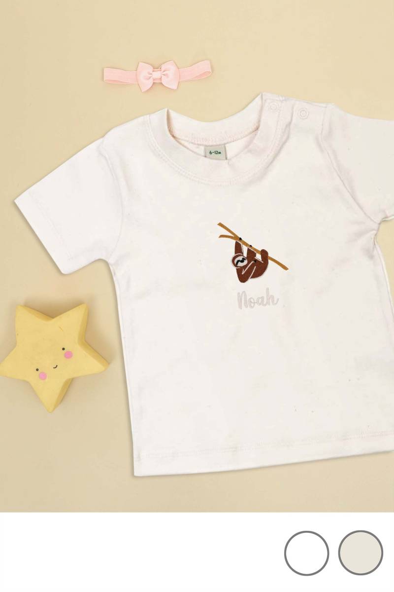 Baby T-Shirt Aus Veganer Bio-Baumwolle Bestickt Mit Faultier Und Wunschtext von KiddiezDE