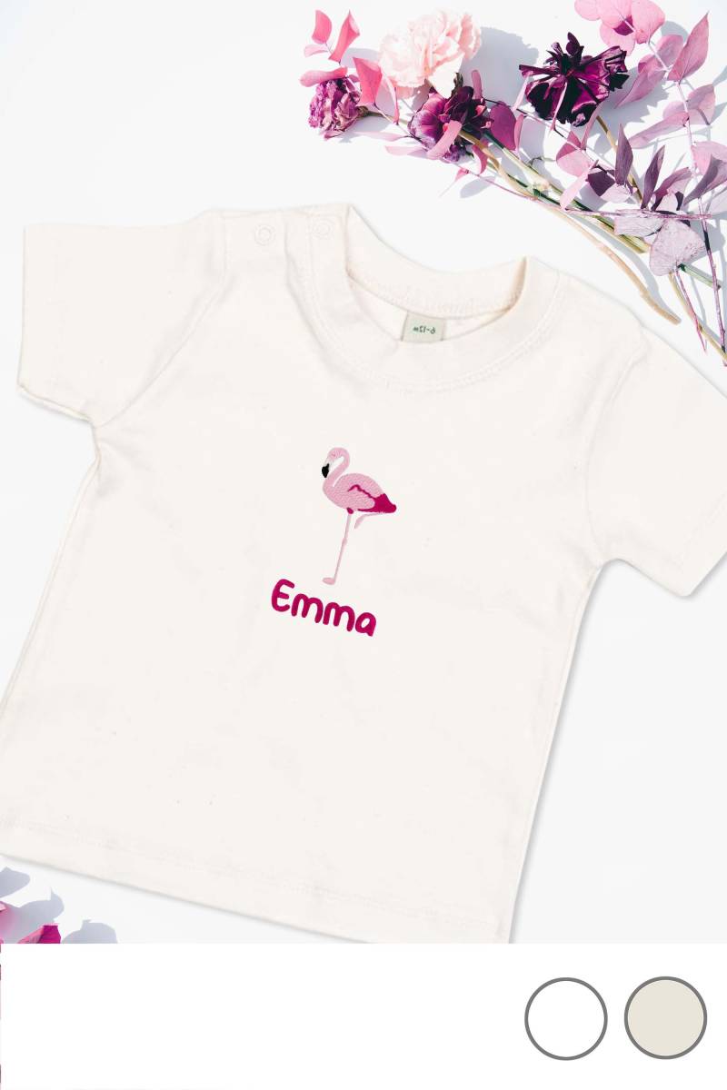 Baby T-Shirt Aus Veganer Bio-Baumwolle Bestickt Mit Flamingo Und Wunschtext von KiddiezDE