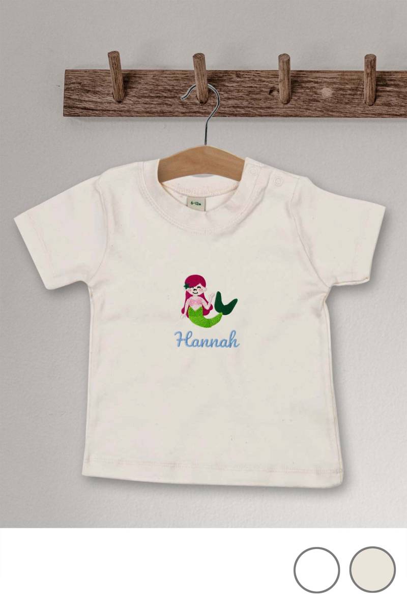 Baby T-Shirt Aus Veganer Bio-Baumwolle Bestickt Mit Meerjungfrau Und Wunschtext von KiddiezDE