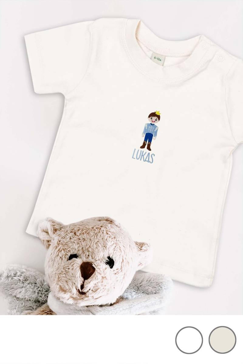 Baby T-Shirt Aus Veganer Bio-Baumwolle Bestickt Mit Prinz Und Wunschtext von KiddiezDE