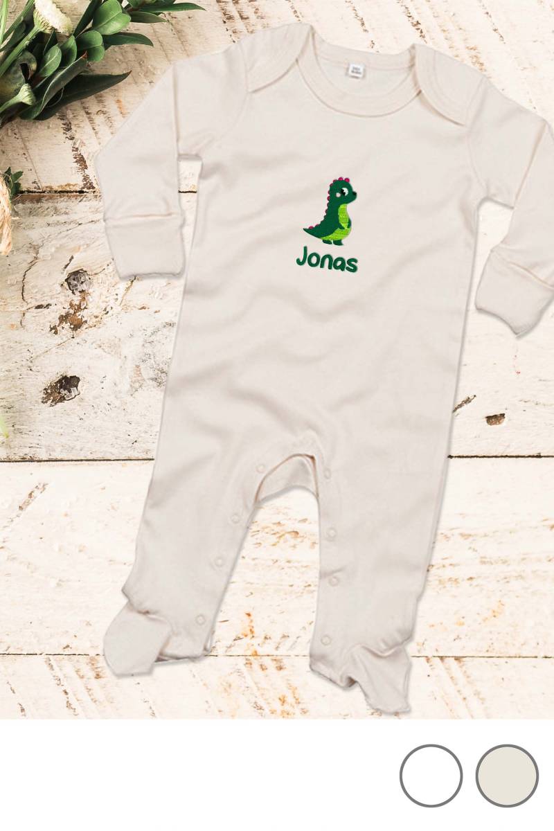 Veganer Baby Schlafanzug Aus Bio-Baumwolle Bestickt Mit Dino Und Wunschtext von KiddiezDE