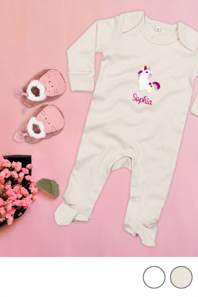 Veganer Baby Schlafanzug Aus Bio-Baumwolle Bestickt Mit Einhorn Und Wunschtext von KiddiezDE