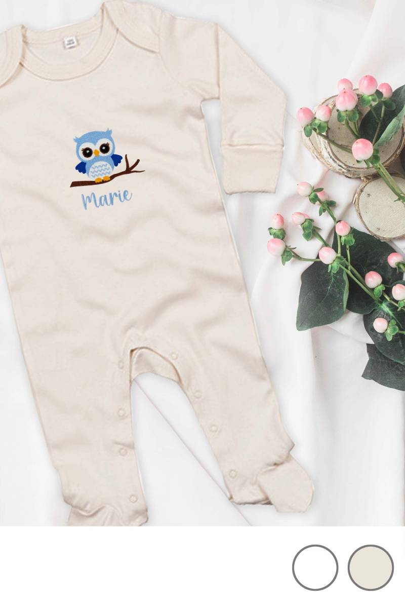 Veganer Baby Schlafanzug Aus Bio-Baumwolle Bestickt Mit Eule Und Wunschtext von KiddiezDE