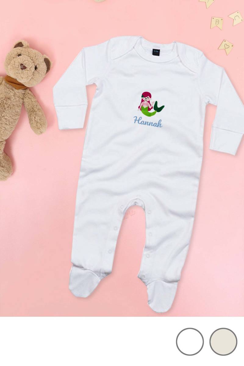 Veganer Baby Schlafanzug Aus Bio-Baumwolle Bestickt Mit Meerjungfrau Und Wunschtext von KiddiezDE
