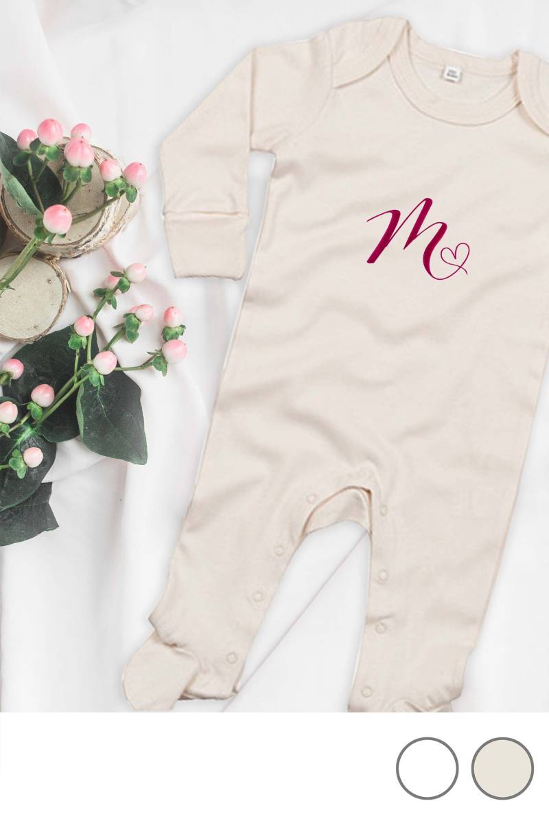 Veganer Baby Schlafanzug Aus Bio-Baumwolle Bestickt Mit Monogramm von KiddiezDE