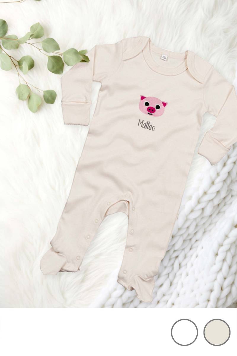 Veganer Baby Schlafanzug Aus Bio-Baumwolle Bestickt Mit Schweinchen Und Wunschtext von KiddiezDE