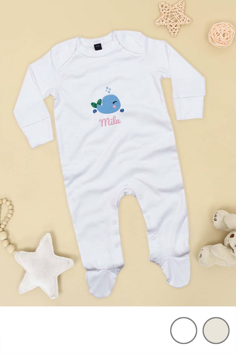 Veganer Baby Schlafanzug Aus Bio-Baumwolle Bestickt Mit Wal Und Wunschtext von KiddiezDE