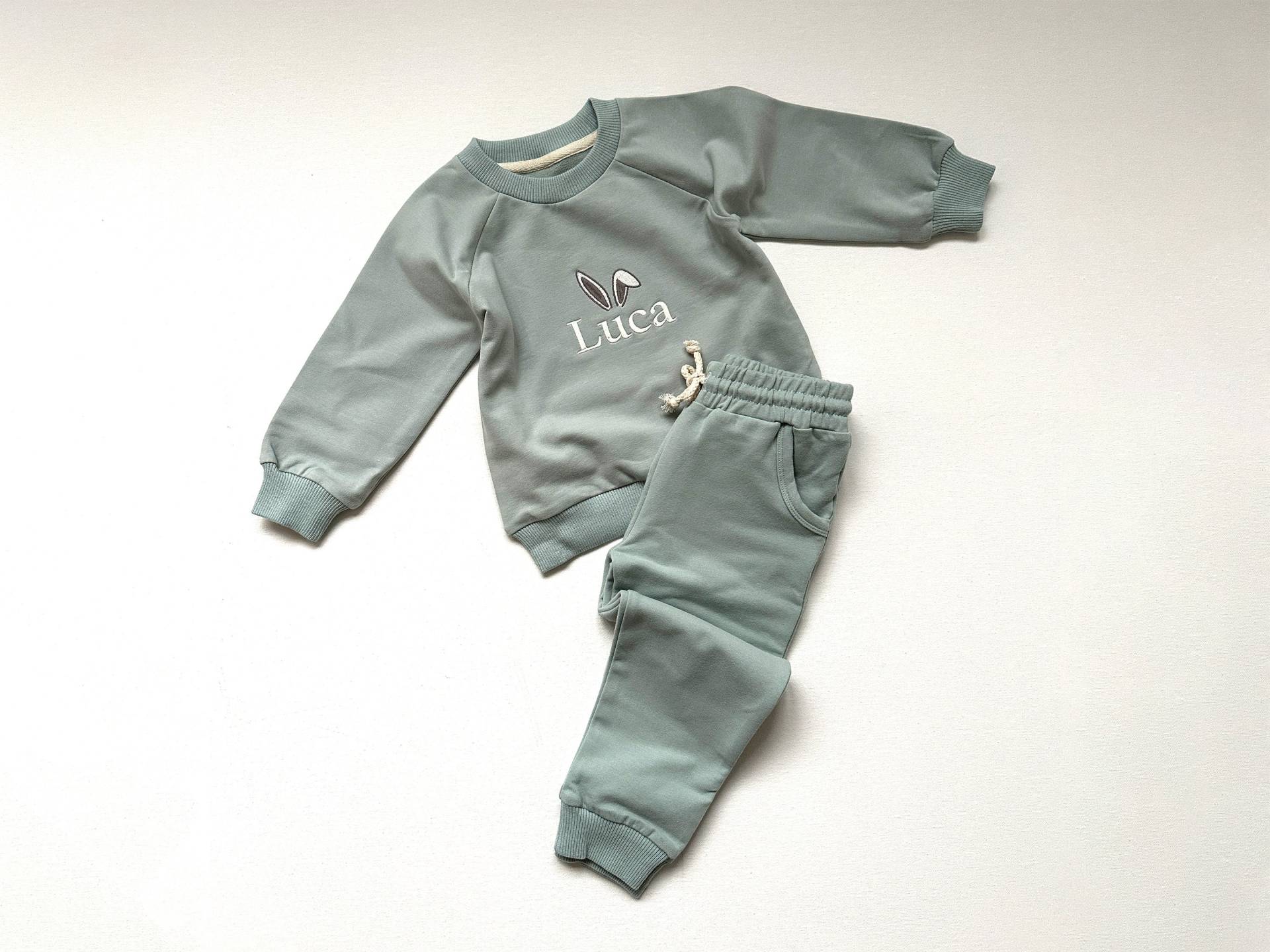 Personalisierter Kinder Trainingsanzug Aus Bio-Baumwolle - Oster Outfit Bestickter Name Perfekt Für Baby Und Kleinkind Hasenohren Über Dem Namen von KidsCultureDesign