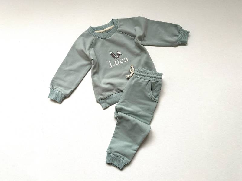 Personalisierter Kinder Trainingsanzug Aus Bio-Baumwolle - Oster Outfit Bestickter Name Perfekt Für Baby Und Kleinkind Hasenohren Über Dem Namen von KidsCultureDesign