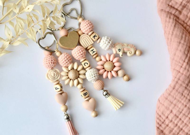 Schlüsselanhänger, Verschiedene Farben Möglich, Schlüsselanhänger Aus Holz - Und Silikonperlen, Geschenkidee, Accessoire Schlüsselanhänger, Verschiedene Farben Möglich, Schlüsselanhänger Aus Holz - Und Silikonperlen, Geschenkidee, Accessoire von KidsomeDE
