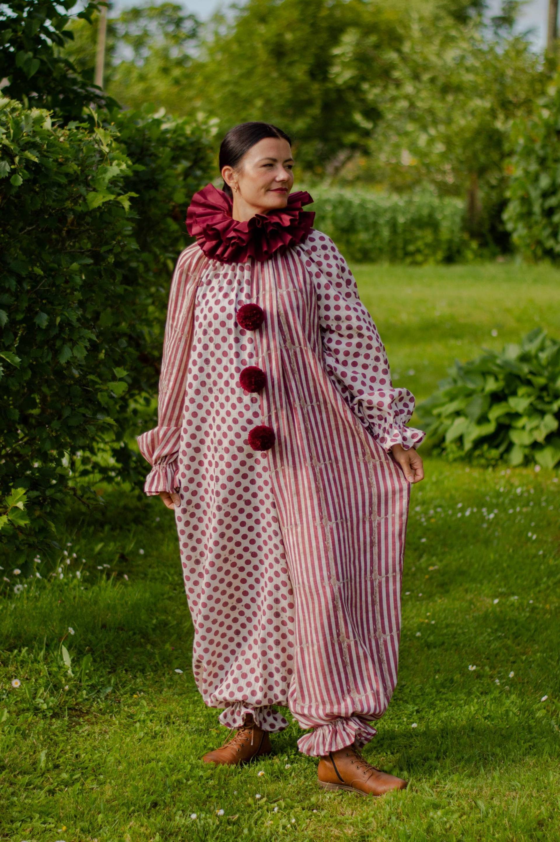 Clown Kostüm Erwachsene Unisex Anzug Vintage Bordo Punkte Und Streifen Harlekin Zirkus Pierrot Jester Halloween Cosplay Overall Clown Kostüm Erwachsene Unisex Anzug Vintage Bordo Punkte Und Streifen Harlekin Zirkus Pierrot Jester Halloween Cosplay Overall von KidzAndCostumes