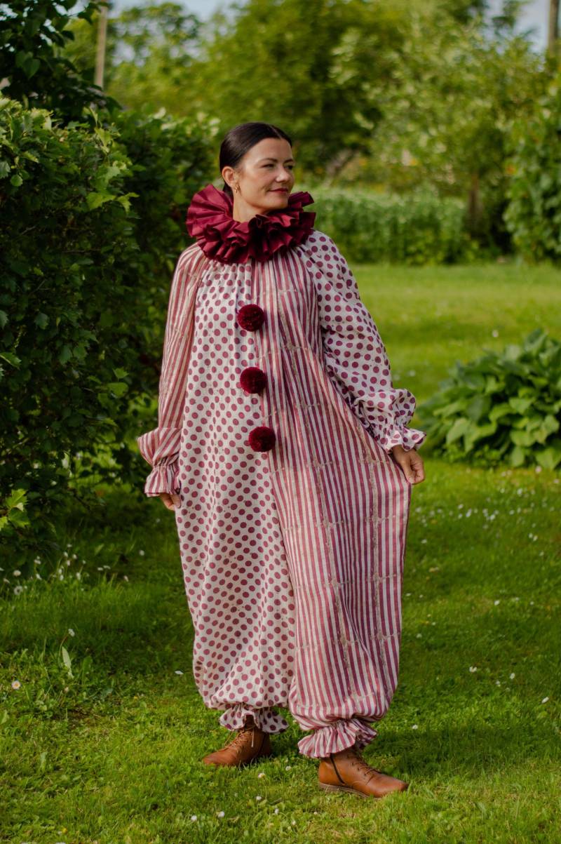 Clown Kostüm Erwachsene Unisex Anzug Vintage Bordo Punkte Und Streifen Harlekin Zirkus Pierrot Jester Halloween Cosplay Overall von KidzAndCostumes