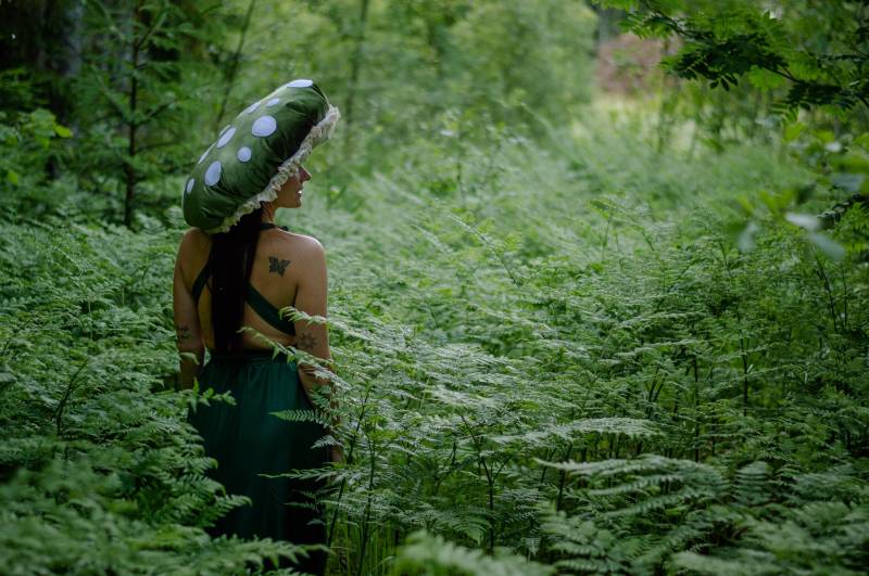 Pilz Hut Moosgrün Samt Fliegenpilz Kinder Erwachsene Halloween Kostüm Waldland Renfaire Fantasy Cosplay von KidzAndCostumes