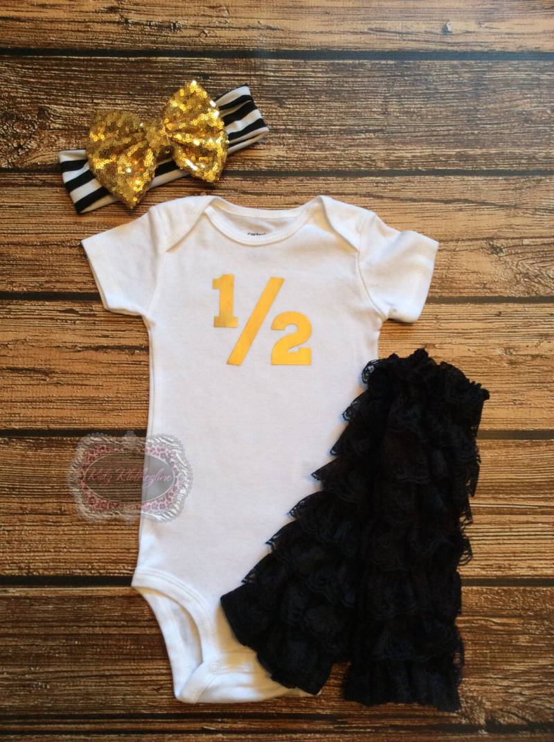 Halbe Geburtstag Onesie Outfit 1/2 Set Strampelanzug Personalisierte Black & Gold Pailletten Bow Breites Stirnband Schwarzer Spitze Stulpen von KidzKlothezline