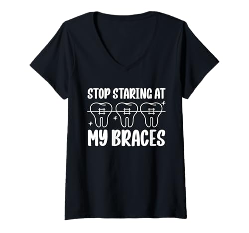 Damen Stop Staring at My Braces Teeth T-Shirt mit V-Ausschnitt Damen Stop Staring at My Braces Teeth T-Shirt mit V-Ausschnitt von Kieferorthopäde Designs Zahnspange Ideen