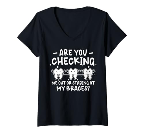 Damen Are You Checking Me Out Or Staring at My Braces T-Shirt mit V-Ausschnitt Damen Are You Checking Me Out Or Staring at My Braces T-Shirt mit V-Ausschnitt von Kieferorthopäde Zahnspange Designs Idee