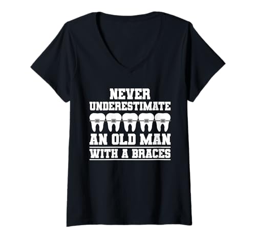Damen Never Underestimate An Old Man with A Braces T-Shirt mit V-Ausschnitt Damen Never Underestimate An Old Man with A Braces T-Shirt mit V-Ausschnitt von Kieferorthopäde Zahnspange Designs Idee