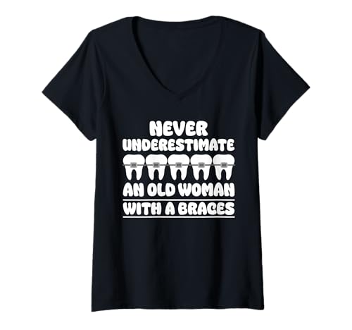 Damen Never Underestimate An Old Woman with A Braces T-Shirt mit V-Ausschnitt Damen Never Underestimate An Old Woman with A Braces T-Shirt mit V-Ausschnitt von Kieferorthopäde Zahnspange Designs Idee
