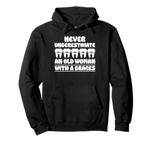Never Underestimate An Old Woman with A Braces Pullover Hoodie von Kieferorthopäde Zahnspange Designs Idee