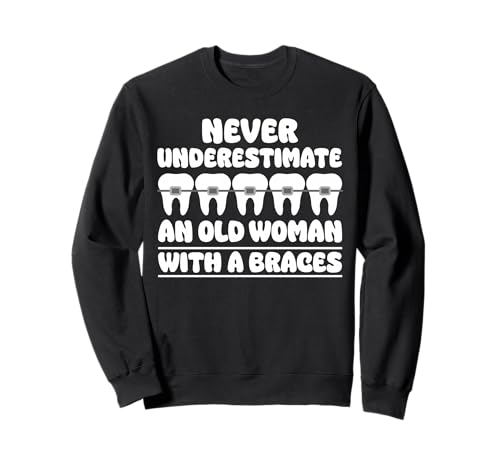 Never Underestimate An Old Woman with A Braces Sweatshirt von Kieferorthopäde Zahnspange Designs Idee