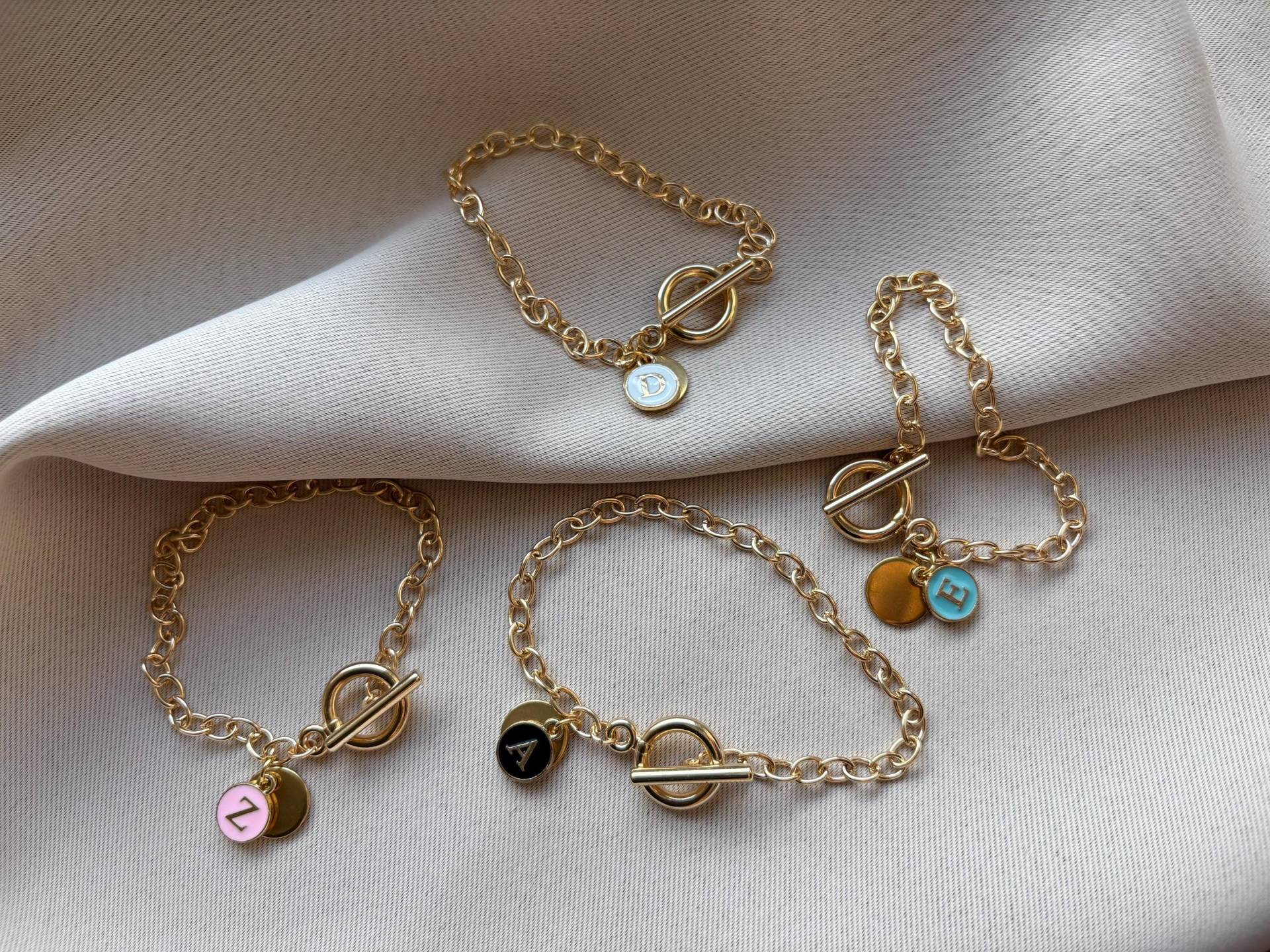 Personalisiertes Armband Mit Buchstaben - Individuell Wählbar, Geschenk Für Freundin, in Gold Initiale von KiekUnique