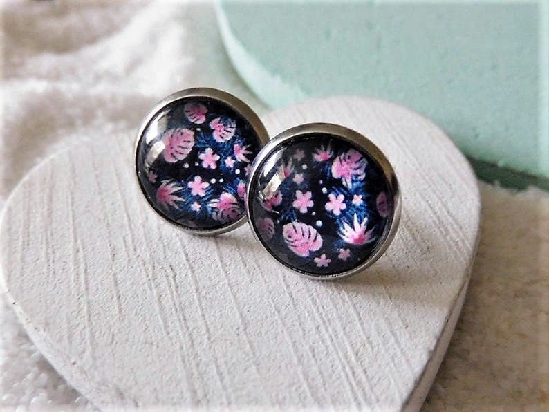 12 Mm Edelstahl Ohrstecker, Florales Motiv, 304 Cabochon Blau Und Rosafarben 12 Mm Edelstahl Ohrstecker, Florales Motiv, 304 Cabochon Blau Und Rosafarben von KielerArt
