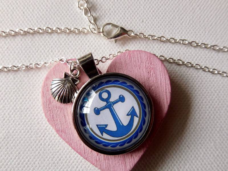 Anker Cabochon Kette 48 cm Lang, Blau Weißes Ankermotiv, An Versilbertem Kettenmaterial, Maritim Schmuck von KielerArt