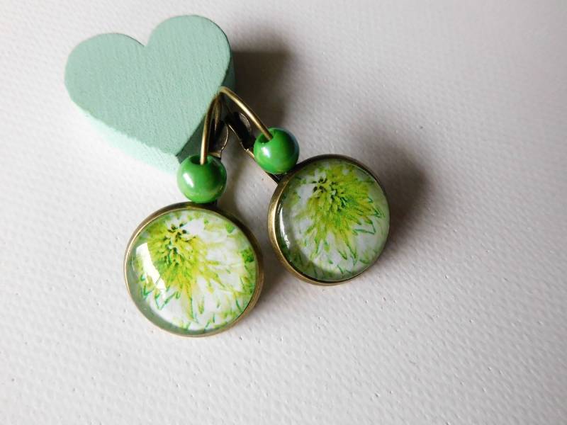 Bronze Brisur, Cabochon Ohrringe Grünes Blumiges Muster, 16 Mm Klappohrringe, Frühlingshafter Schmuck in Maigrün von KielerArt
