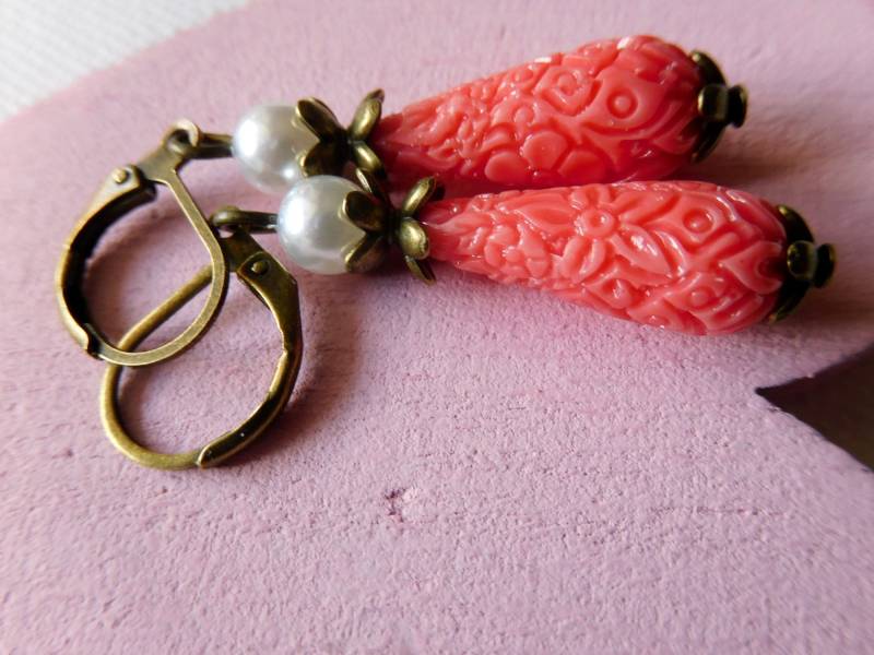 Bronzefarbene Brisur Mit Tränenförmiger, Geschnitzter Meerbambus Korallen Perle in Korallenrot, Perlenohrringe Bronzefarbene Brisur Mit Tränenförmiger, Geschnitzter Meerbambus Korallen Perle in Korallenrot, Perlenohrringe von KielerArt