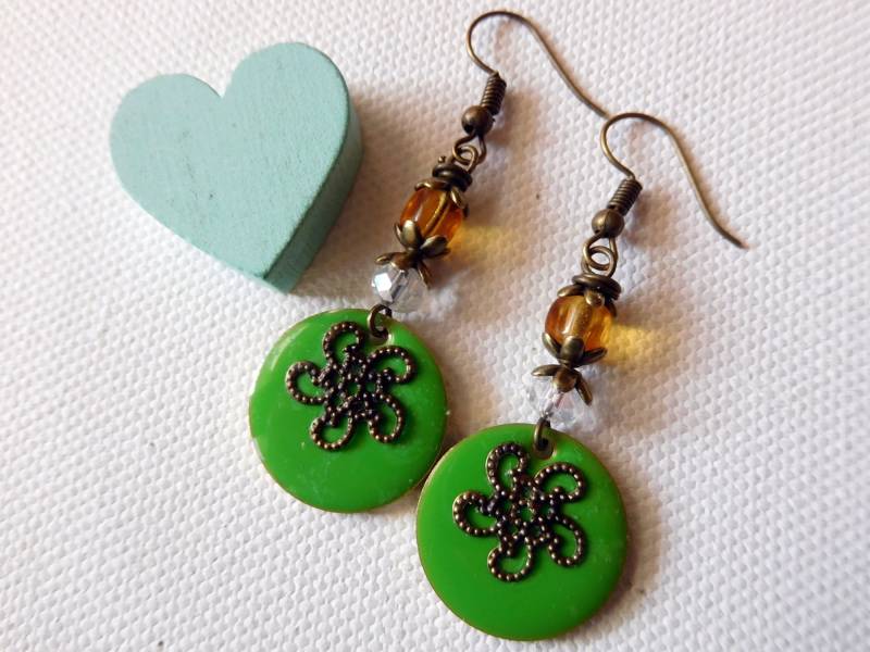 Bronzefarbene Ohrringe Mit Grünem Emaille Anhänger Aus Messing Und Glasperlen. Frecher, Fröhlicher Ohrschmuck Bronzefarbene Ohrringe Mit Grünem Emaille Anhänger Aus Messing Und Glasperlen. Frecher, Fröhlicher Ohrschmuck von KielerArt