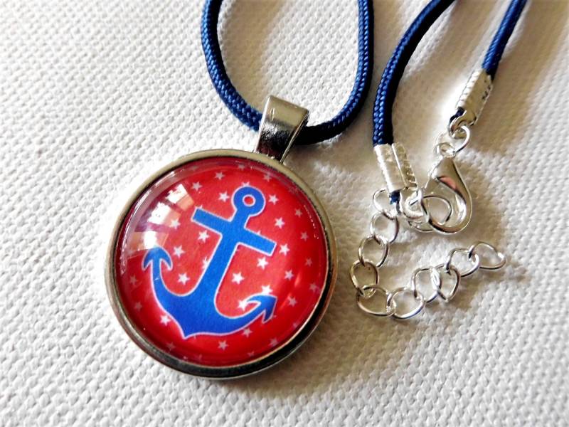 Cabochon Anker Halskette in Rot Blau, Mit Segeltau Bandkette Für Den Perfekten Maritim Look Cabochon Anker Halskette in Rot Blau, Mit Segeltau Bandkette Für Den Perfekten Maritim Look von KielerArt