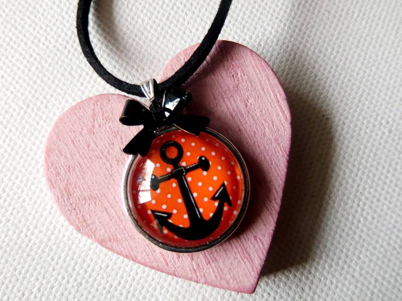 Cabochon Ankerkette 48 cm, in Rot Schwarz, Mit Pünktchen Und Schleife Im Rockabilly Look Cabochon Ankerkette 48 cm, in Rot Schwarz, Mit Pünktchen Und Schleife Im Rockabilly Look von KielerArt