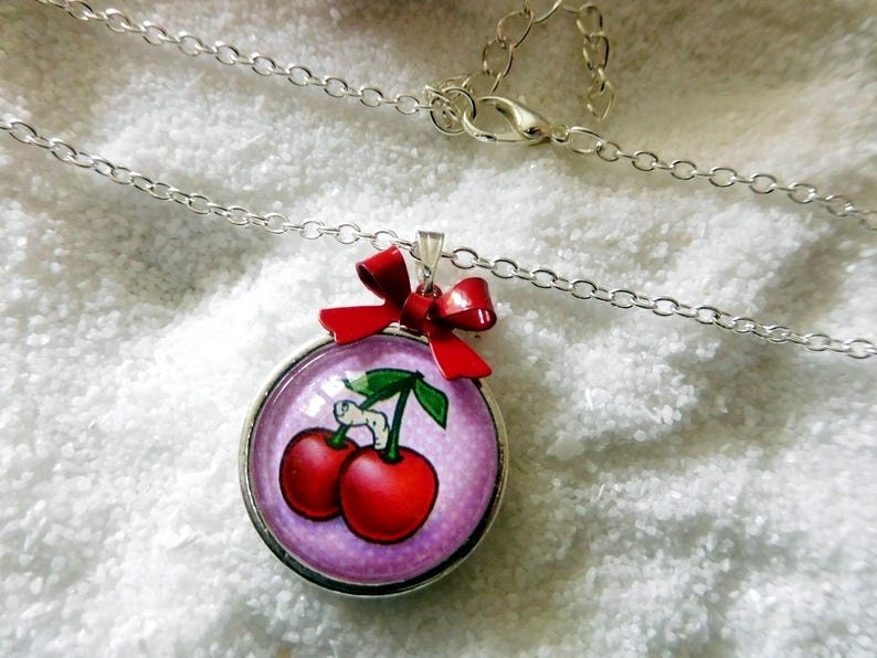 Cabochon Kette Mit Kirschen, Versilberte Halskette 45 cm, Kirschen Wurm, Cherry Rosa Rot, Rote Schleife von KielerArt