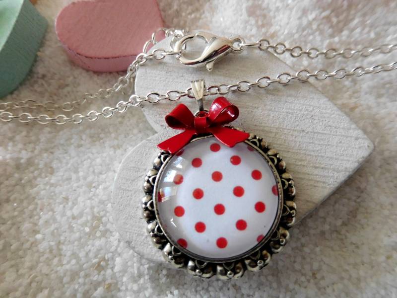 Cabochon Kette Mit Roten Punkten Und Schleife, Rockabilly Vintage Look, Versilberte Anhänger von KielerArt