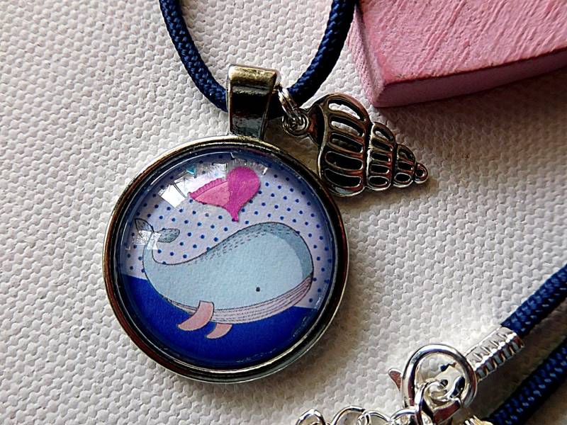 Cabochon Kette Mit Walfisch Motiv An Dunkelblauer, 48 cm Langer Segeltau von KielerArt