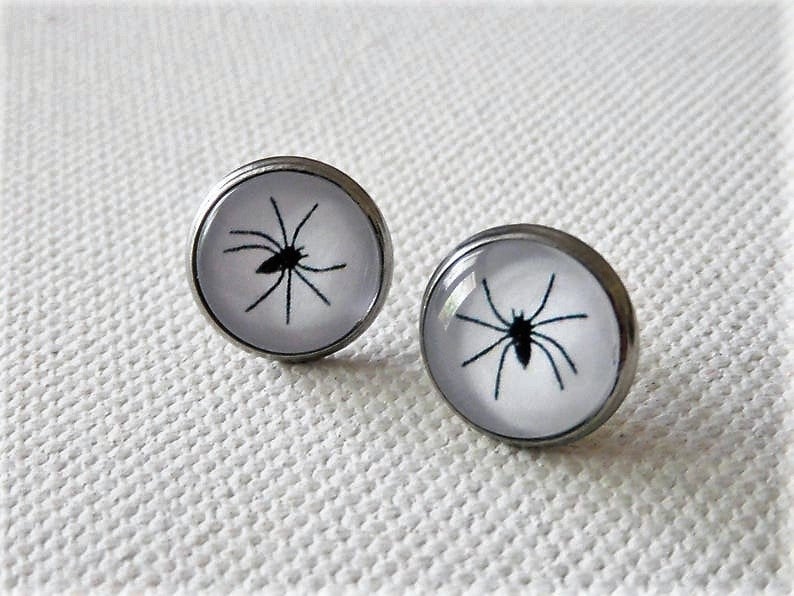 Cabochon Ohrstecker 12 Mm Mit Spinne, 304 Edelstahl Ohrstecker, Ohrringe Halloween Schwarze Spinne Cabochon Ohrstecker 12 Mm Mit Spinne, 304 Edelstahl Ohrstecker, Ohrringe Halloween Schwarze Spinne von KielerArt